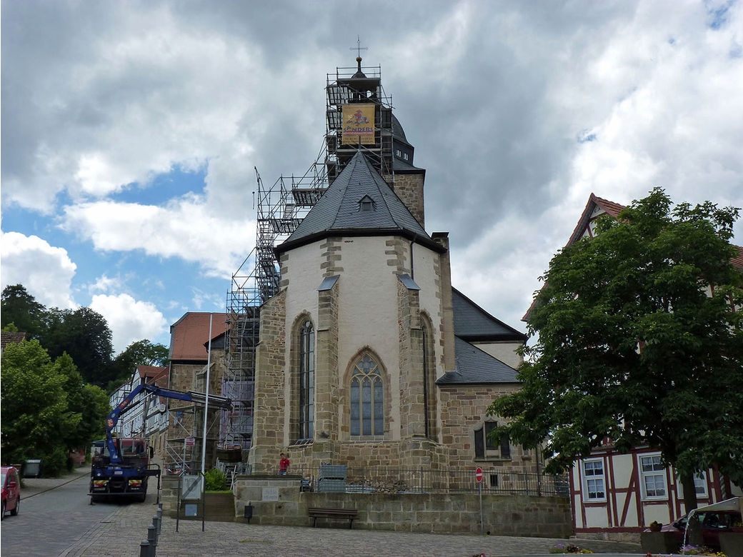 Einrüstung von St. Crescentius an der Südseite (Foto: Karl-Franz Thiede)
